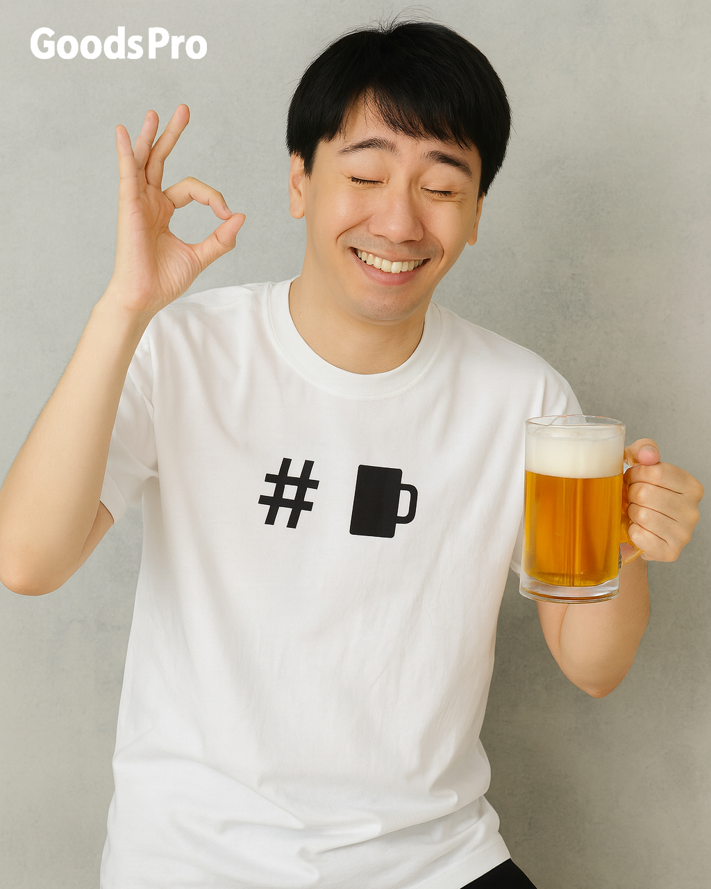 笑顔でOKポーズとビールジョッキを持つ仲田直樹の写真