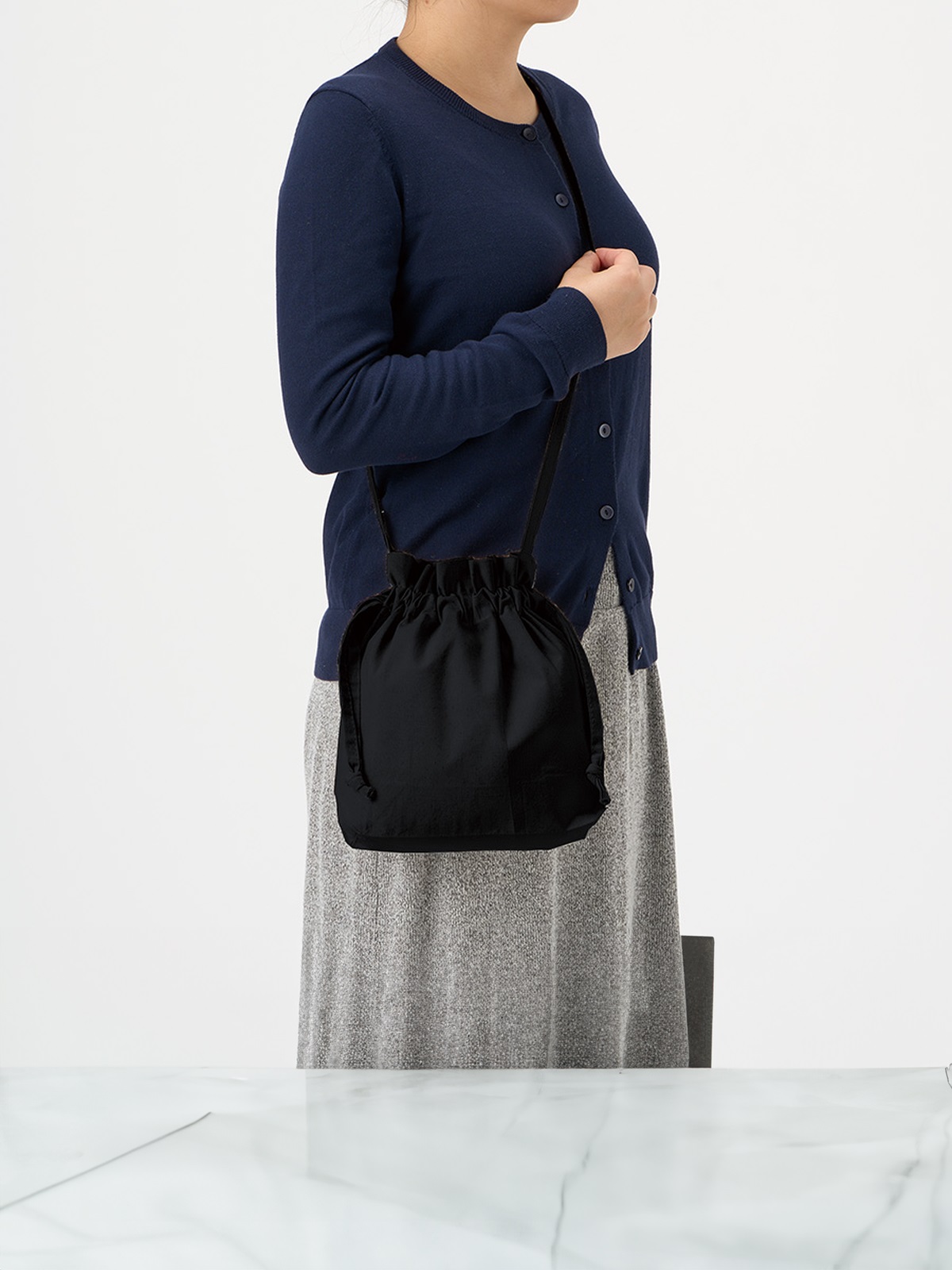 グッズプロ 巾着ショルダーバッグが似合う、大人女子のためのおすすめコーデ術