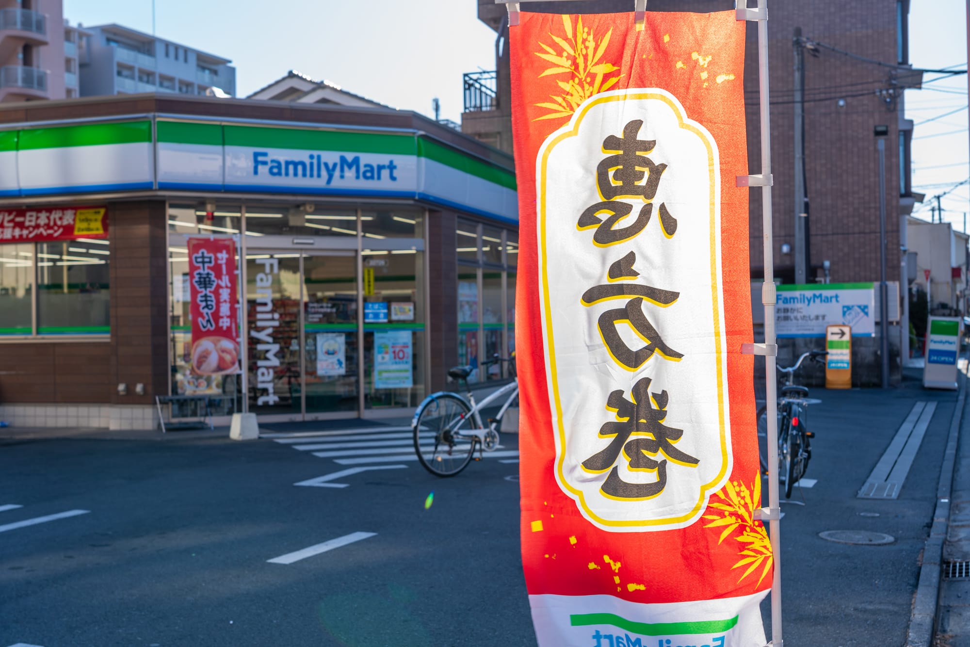 「のぼり旗」と「看板」はどちらが集客に効果的？特徴とメリットを徹底ガイド