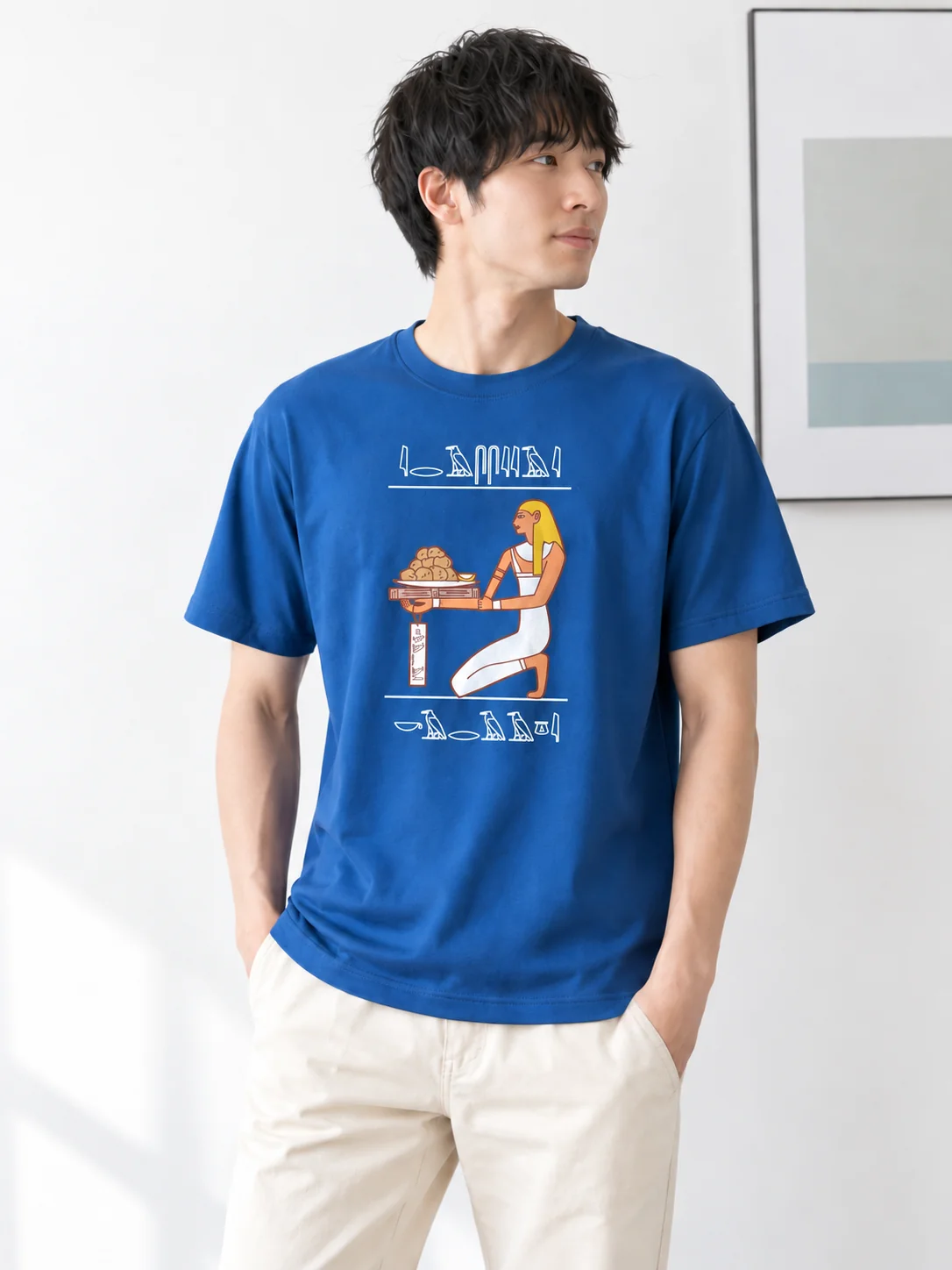 青いエジプトモチーフTシャツの着用例