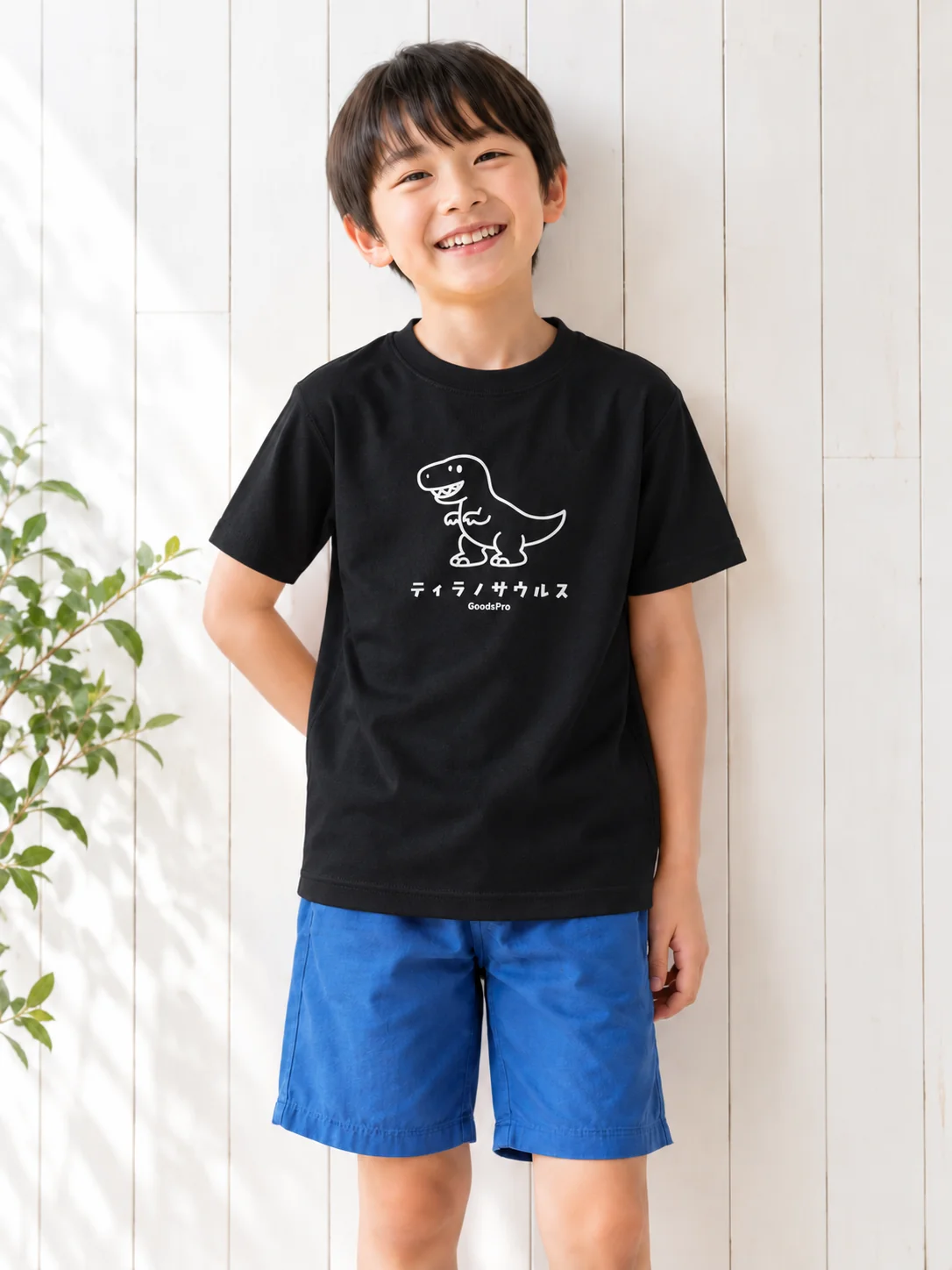 黒い恐竜プリントTシャツのキッズ着用例