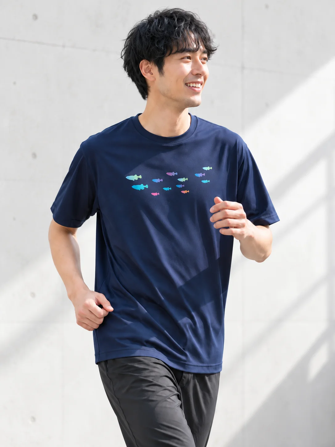 紺色の魚プリントTシャツの着用例